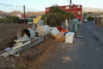 Restos de material con amianto en diversos puntos del municipio (Foto TA)